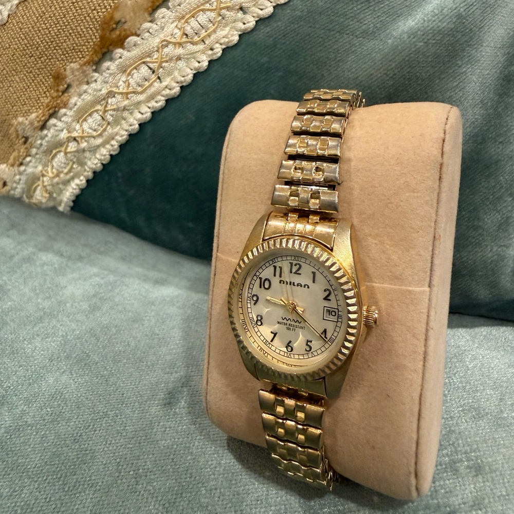 Milan Women’s Gold-Tone Quartz Watch – Stretch Band & Date Window